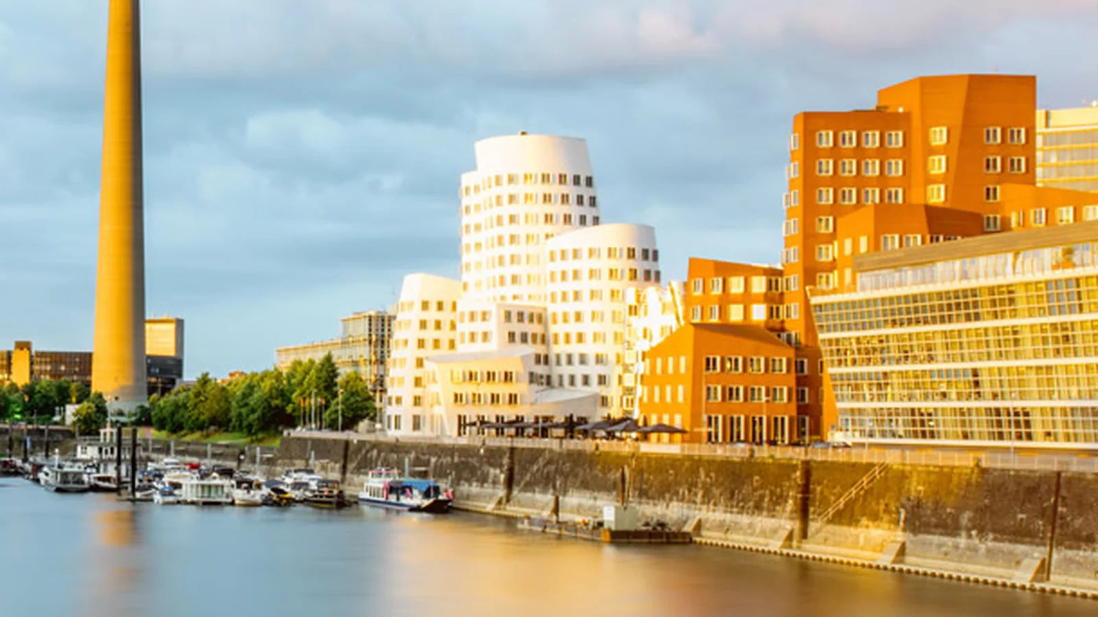 Rheinturm und Medienhafen in Düsseldorf am Wasser